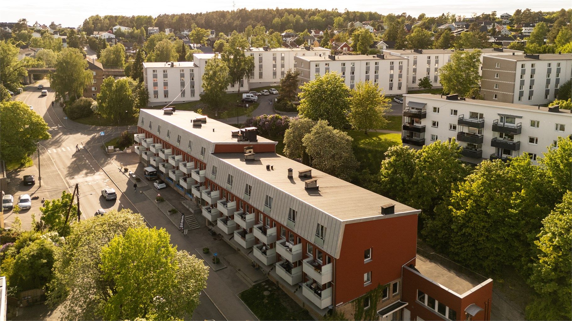 Området har et meget godt kollektivtilbud som gjør det enkelt å leve et aktivt liv uten bil. 1 minutt gange til T-banen/Brattlikollen stasjon (linje 1 og 4). T-banene tar deg til sentrum på ca. 15 minutter.