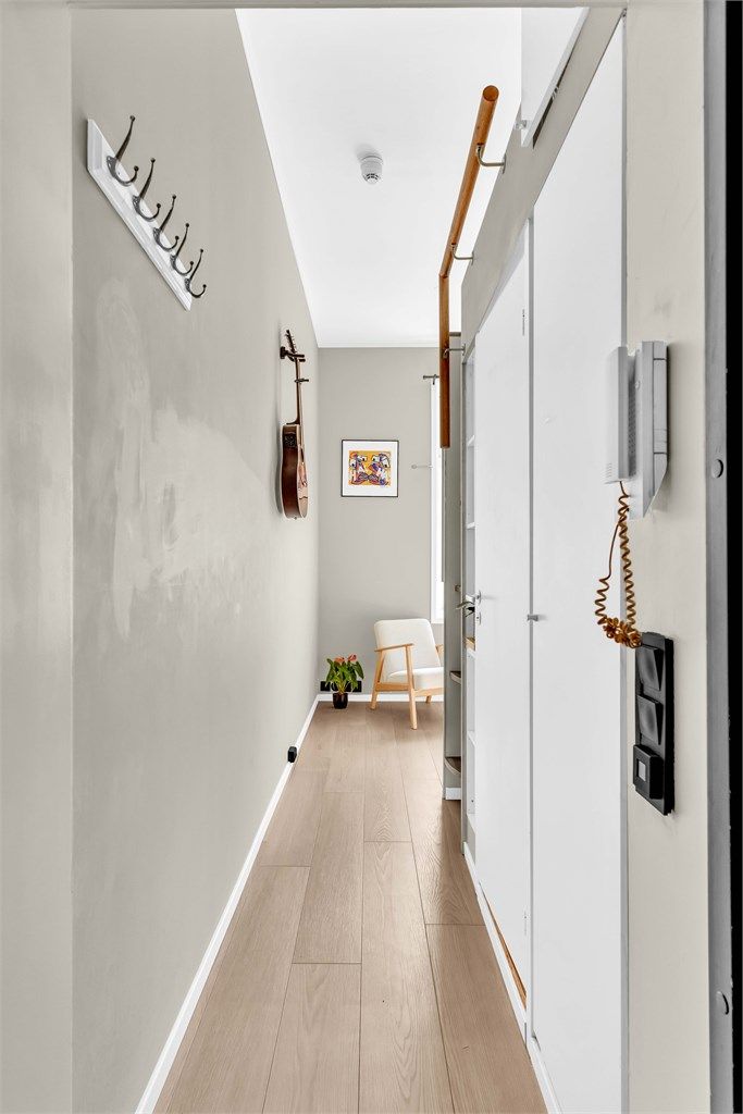 Leiligheten har laminatgulv med gulvvarme i entre, stue/kjøkken og bad