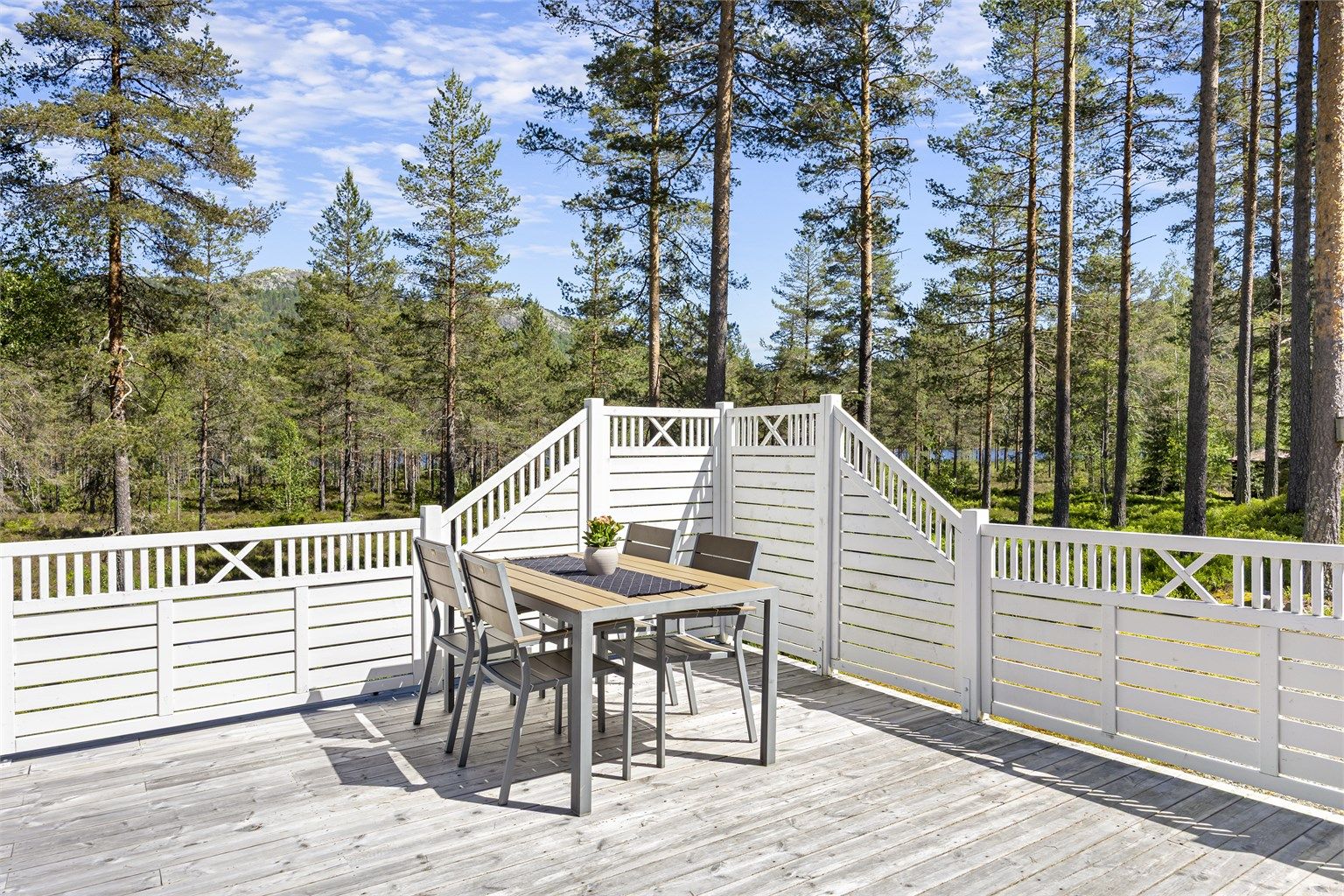 Terrassen har god plass til flere sittegrupper.