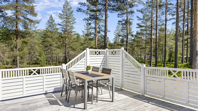 Terrassen har god plass til flere sittegrupper.