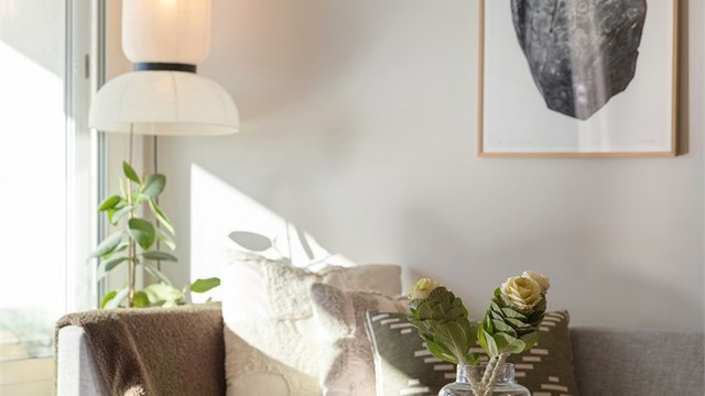 Lyse overflater og gode vindusflater preger oppholdsrommet.