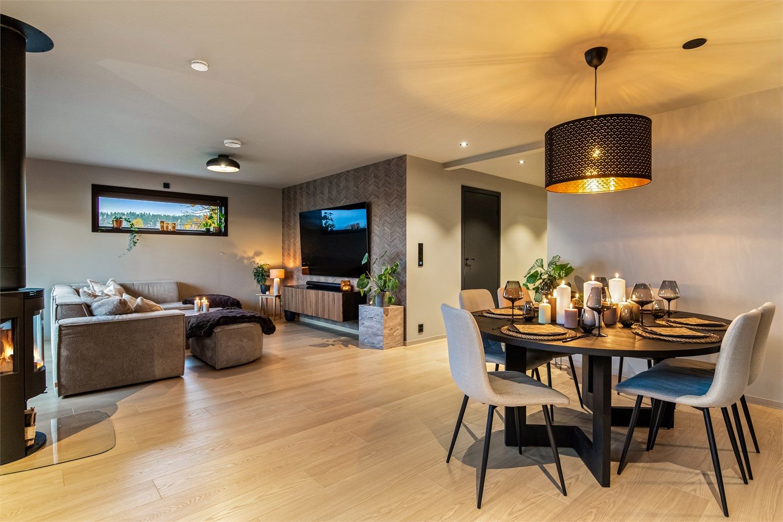 Lys og innbydende spiseplass med god plass til familie og gjester.