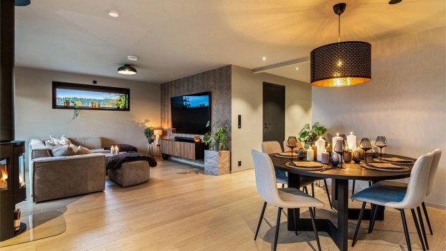 Lys og innbydende spiseplass med god plass til familie og gjester.
