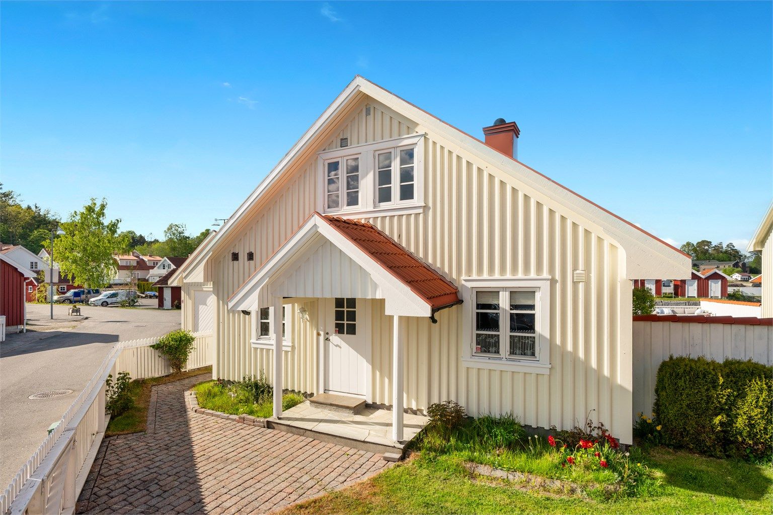 Hyggelig inngangsparti med overbygg.
