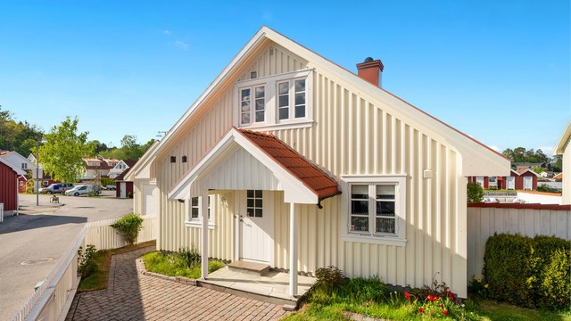 Hyggelig inngangsparti med overbygg.