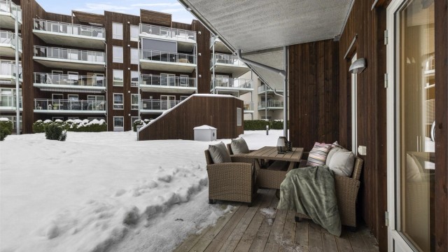 Markterrassen er et hyggelig uterom med plass til sittegruppe. Gulvet er lagt med terrassebord, og levegger i trepanel gir en lun følelse.