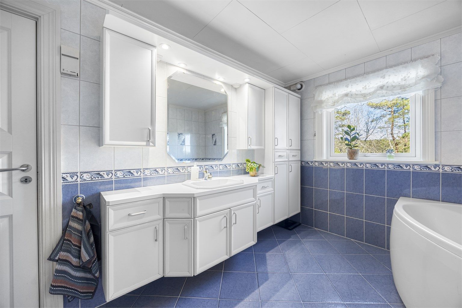 Baderomsinnredningen gir god oppbevaringsplass.