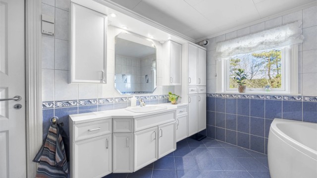 Baderomsinnredningen gir god oppbevaringsplass.