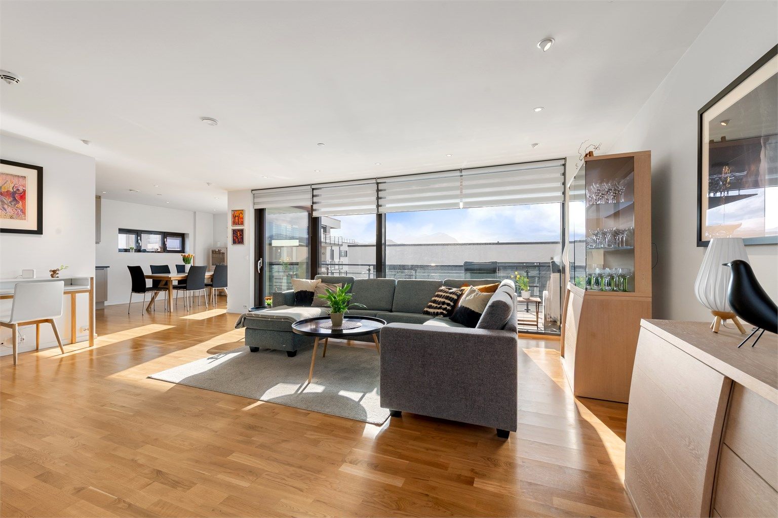 Det er åpen men likevel litt skjermet løsning mellom stue og kjøkken