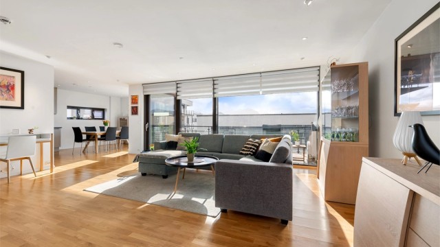 Det er åpen men likevel litt skjermet løsning mellom stue og kjøkken