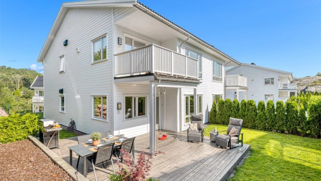 Leiligheten er fra 2016 og har en rolig og barnevennlig beliggenhet med flotte fasiliteter. Foto: Ivars Upe