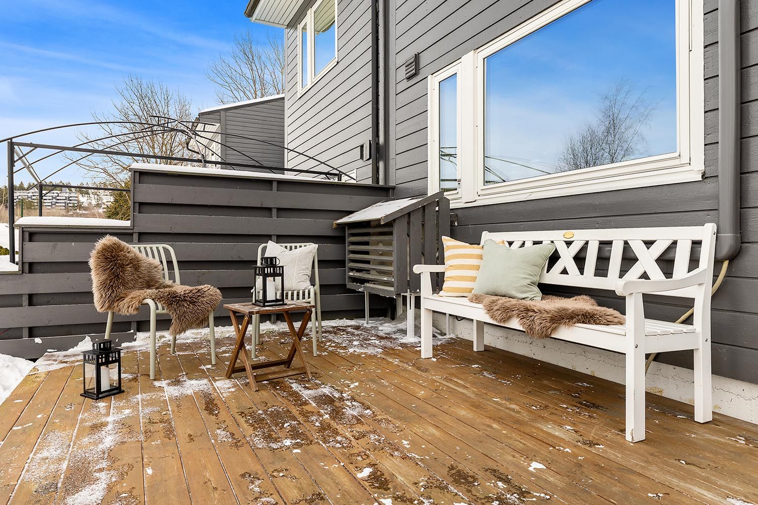 Totalt har boligen 55 m² med terrasser og veranda.