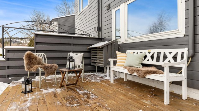 Totalt har boligen 55 m² med terrasser og veranda.