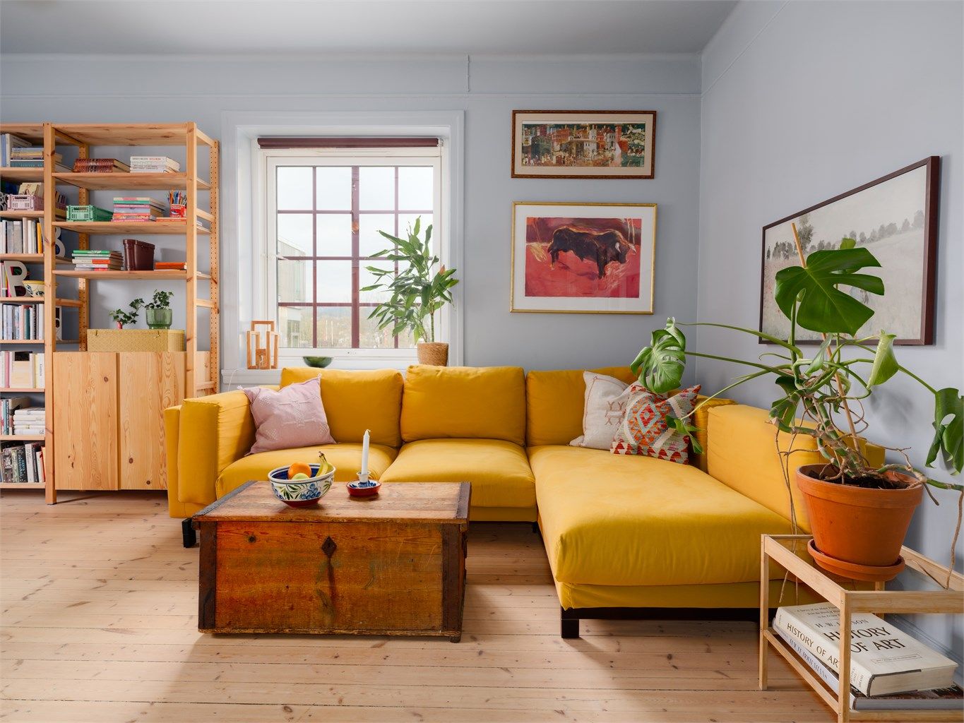 Leiligheten ligger i byggets 2. etasje og består av Entrè, stue, kjøkken, soverom, bad, og wc.