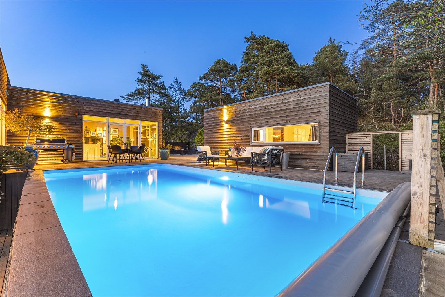 Gjennomført uteområde i skjermede omgivelser.