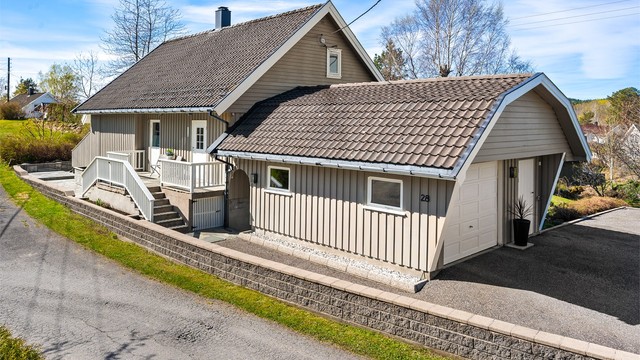 Innholdsrik og fin enebolig med garasje og pent opparbeidet uteareal