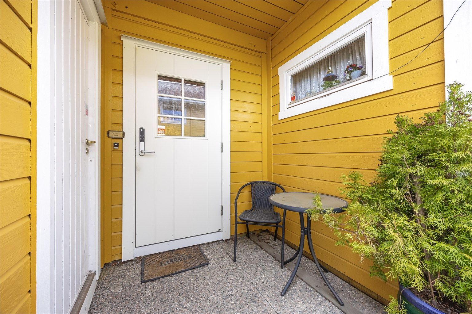 Eget inngangsparti med plass til en liten sittegruppe.
