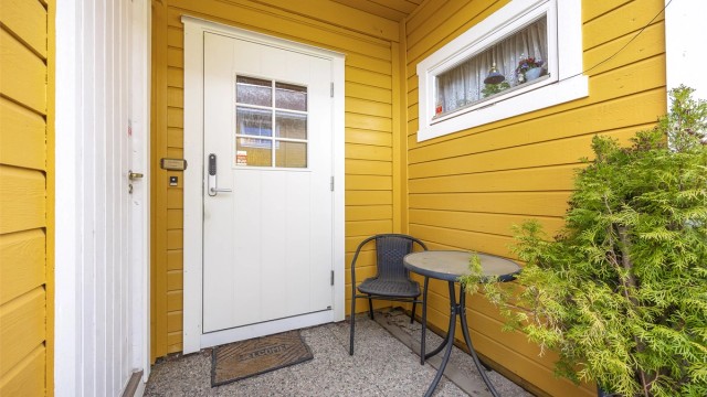 Eget inngangsparti med plass til en liten sittegruppe.