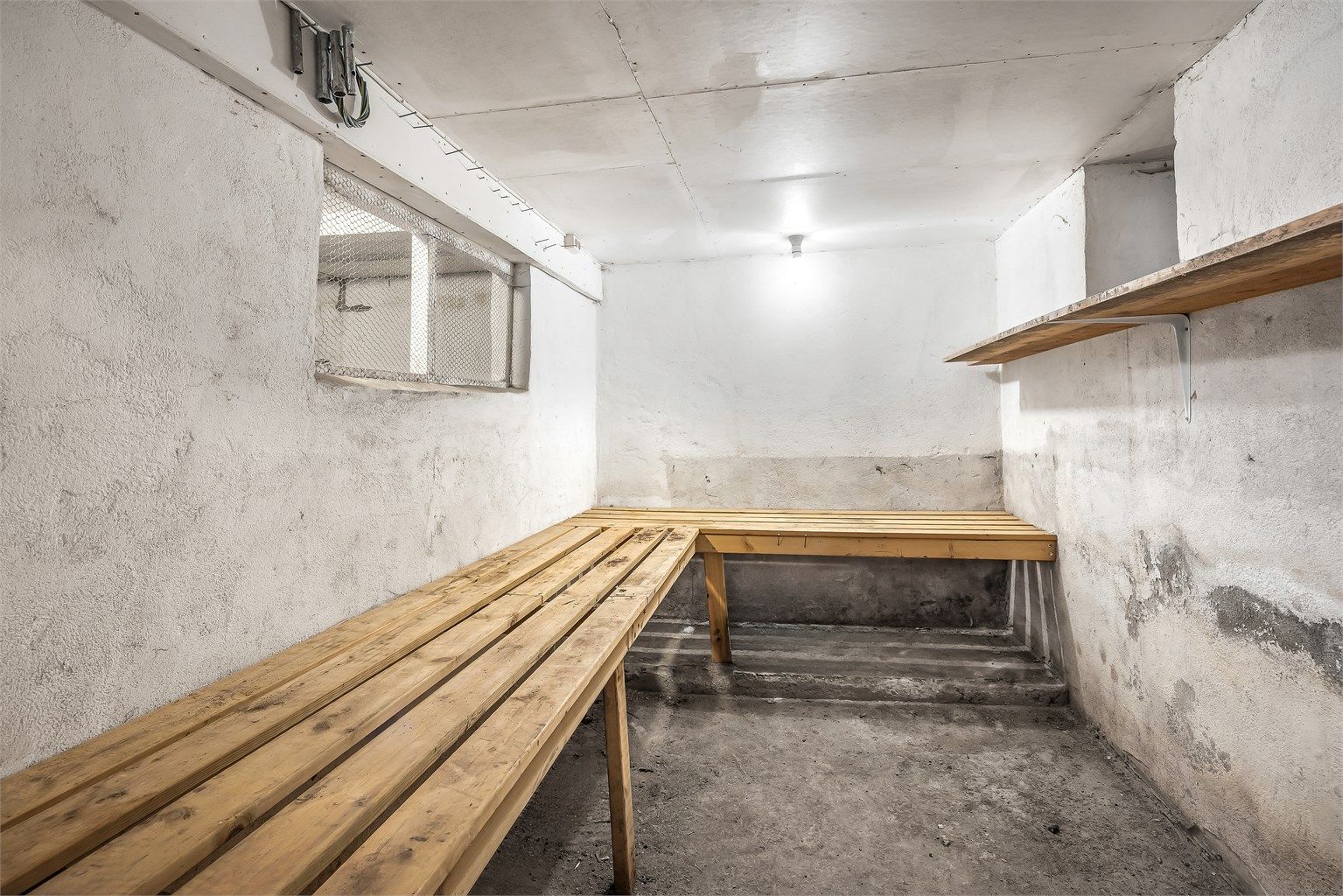 Leiligheten har tilgang til egen bod med lagringsplass (tinglyst som tilleggsdel) i grovkjelleren.