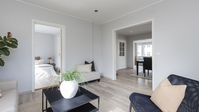 Boligen har hovedsakelig gulv med laminat og vegger og tak med malte flater.