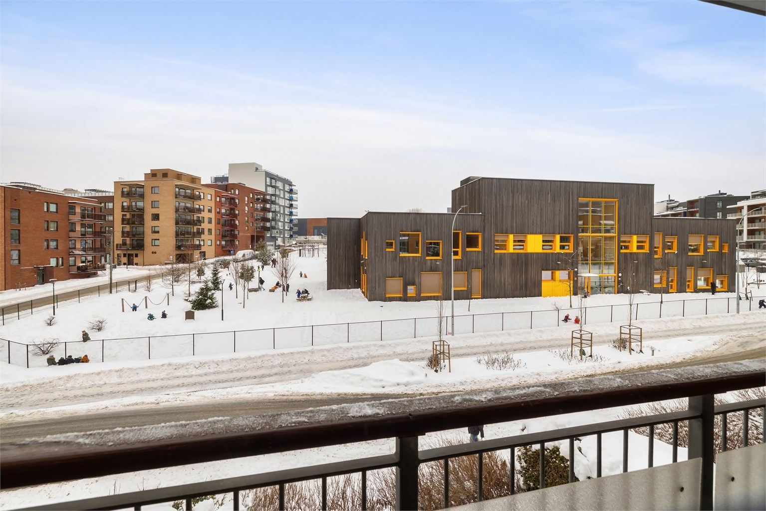 Sydvestvendt balkong på 7 kvm med gode solforhold og åpen utsikt