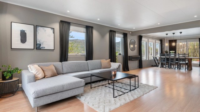 Stua fikk nye veggplater i 2021, og taket ble malt ca. samtidig.