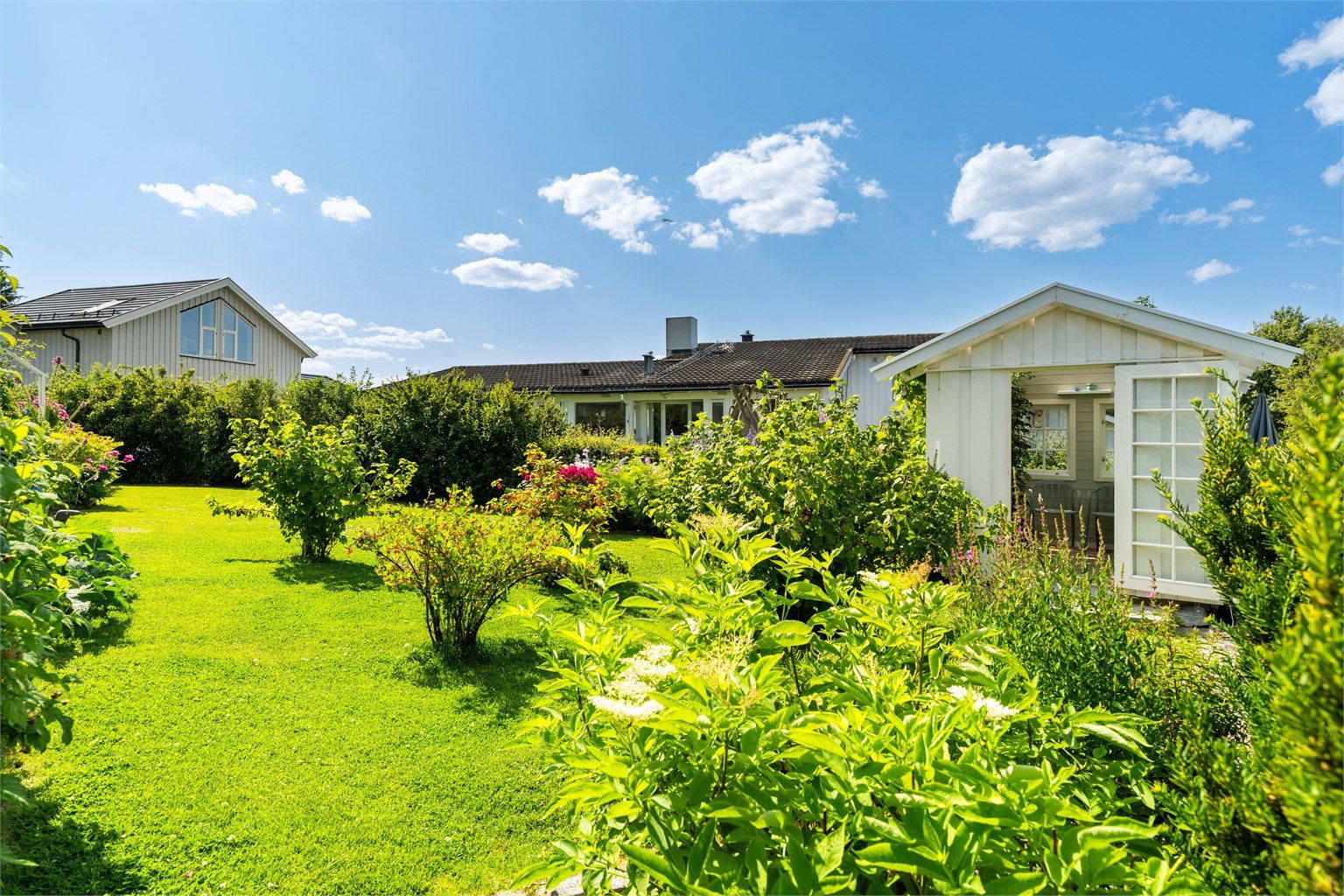Her bor du i et trygt og familievennlig nabolag med kort gangavstand til både barnehager og skoler, noe som gjør beliggenheten svært godt egnet for barnefamilier.