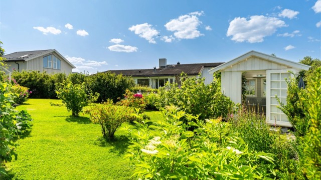 Her bor du i et trygt og familievennlig nabolag med kort gangavstand til både barnehager og skoler, noe som gjør beliggenheten svært godt egnet for barnefamilier.