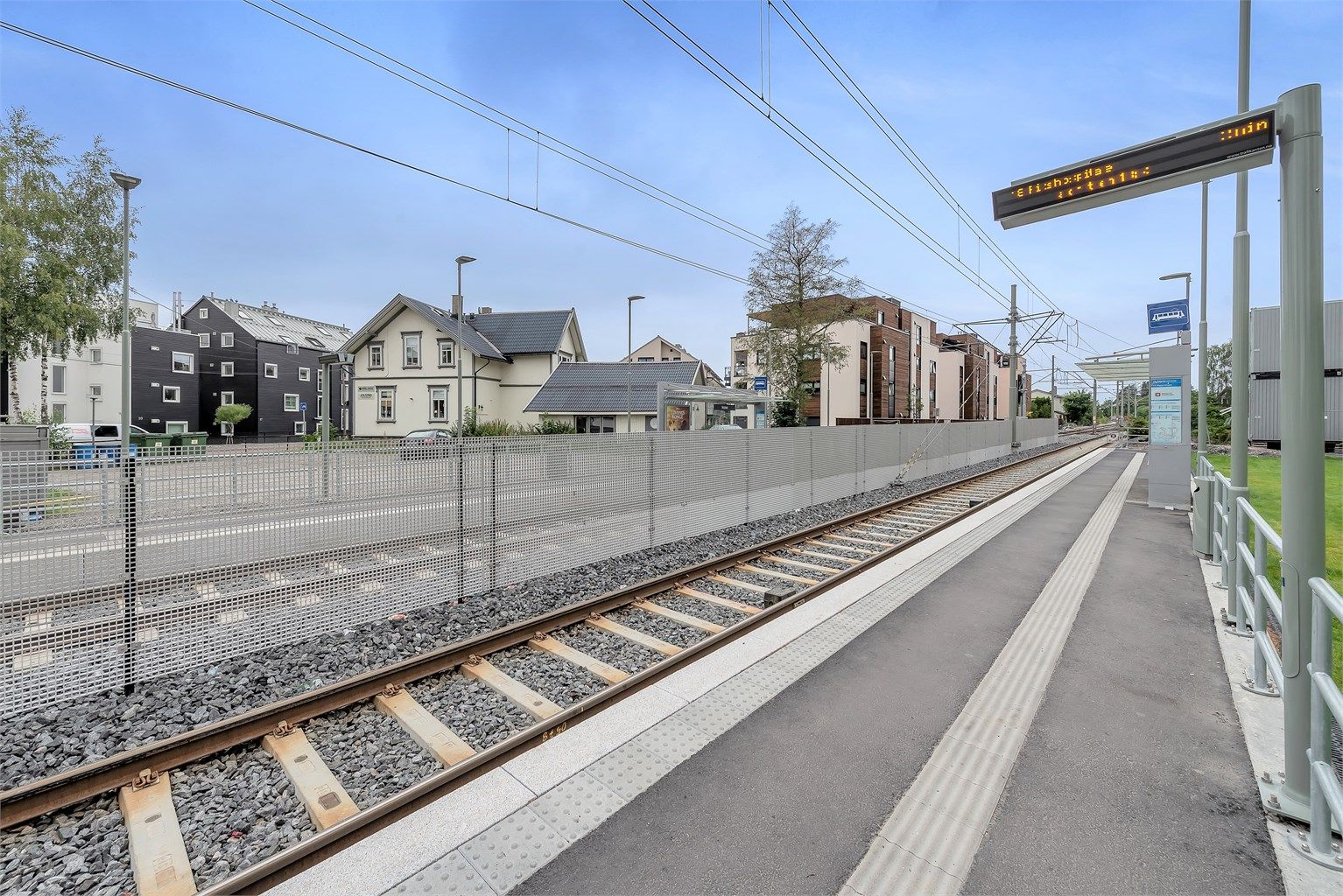 Trikken tar deg også raskt og enkelt ned til sentrum. Trikkeholdeplassen på Holtet ligger kun ca 200 meter unna, og her går rute 13 og 19, begge via Oslo sentrum