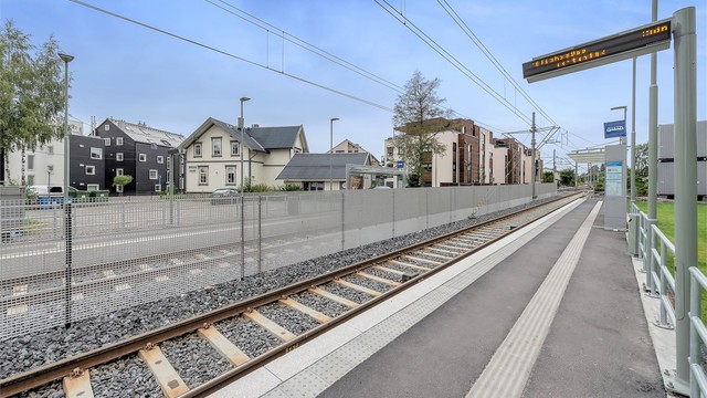 Trikken tar deg også raskt og enkelt ned til sentrum. Trikkeholdeplassen på Holtet ligger kun ca 200 meter unna, og her går rute 13 og 19, begge via Oslo sentrum