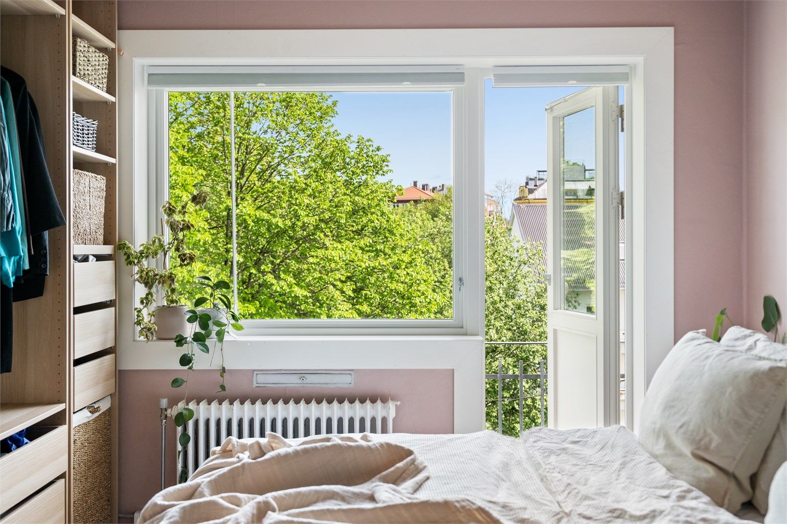 Dette er en usedvanlig sjarmerende leilighet med originale tregulv, teglstein, dype karmer og brannbalkong.