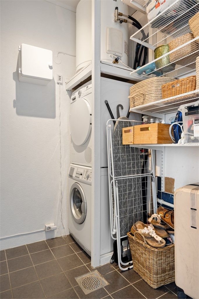 Praktisk, separat vaskeromsdel med opplegg for vaskemaskin og tørketrommel.