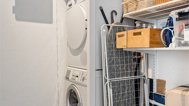 Praktisk, separat vaskeromsdel med opplegg for vaskemaskin og tørketrommel.
