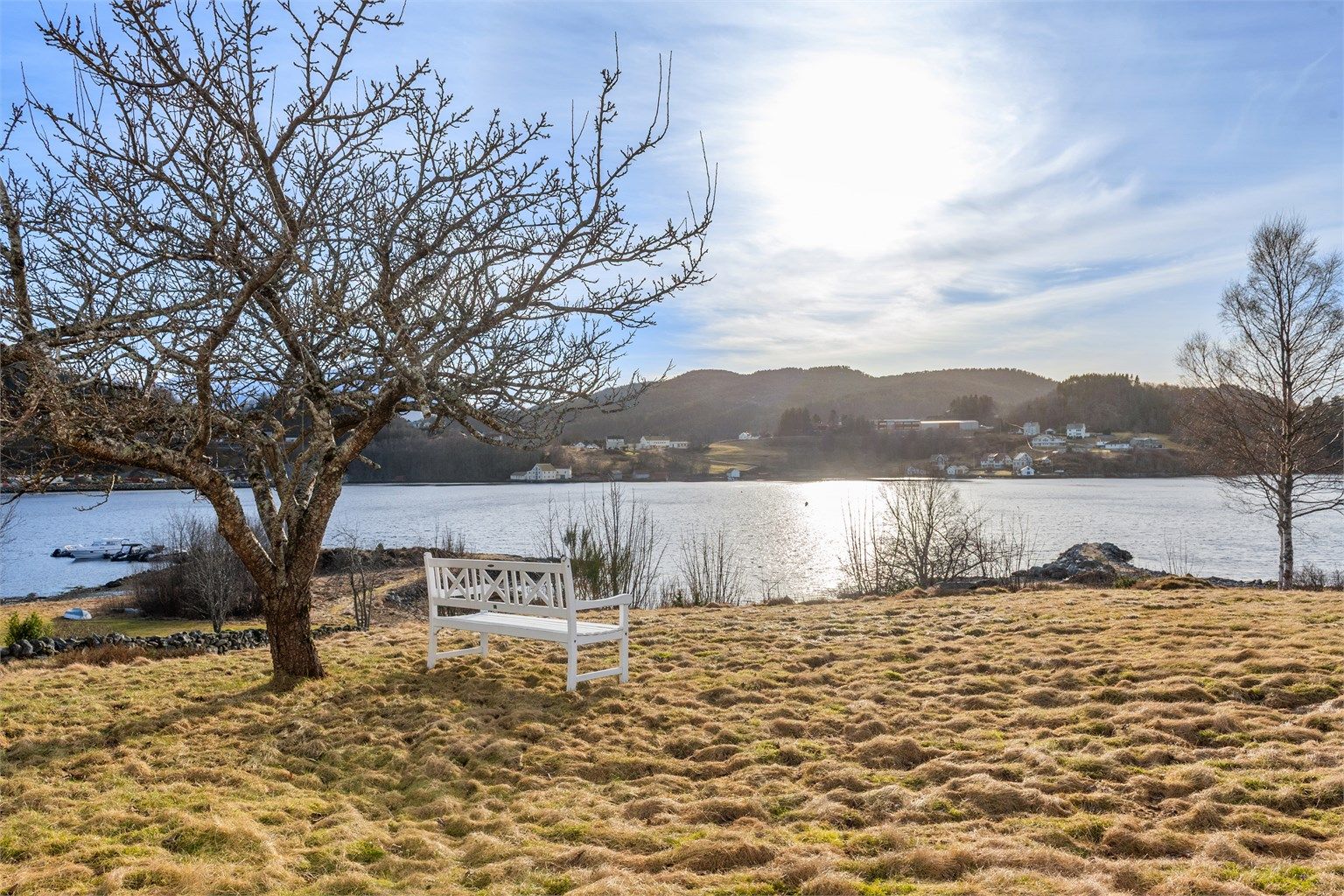 Eiendommen har en unik og sjønær beliggenhet med nydelig utsikt mot fjord og fjell
