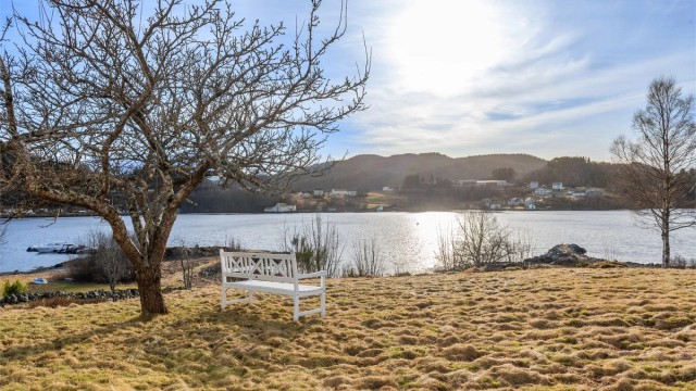Eiendommen har en unik og sjønær beliggenhet med nydelig utsikt mot fjord og fjell