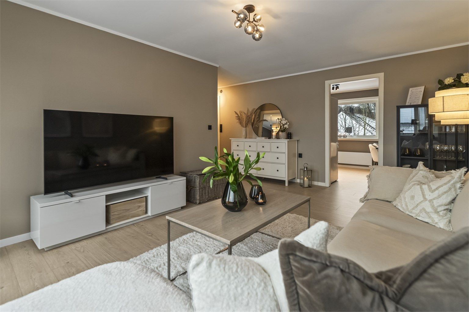 Leiligheten har gjennomgående lys fra store vindusflater