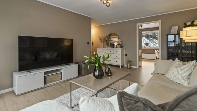 Leiligheten har gjennomgående lys fra store vindusflater