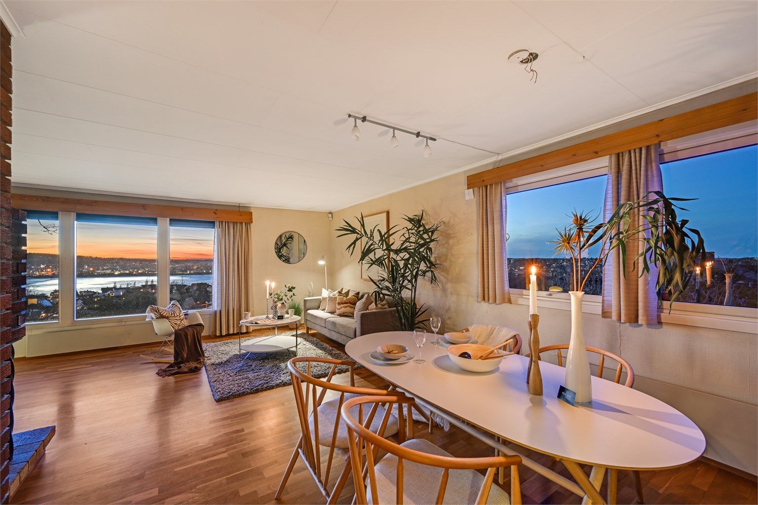 Store flater gir fleksible møbleringsmuligheter, slik at rommet enkelt kan tilpasses din personlige stil.