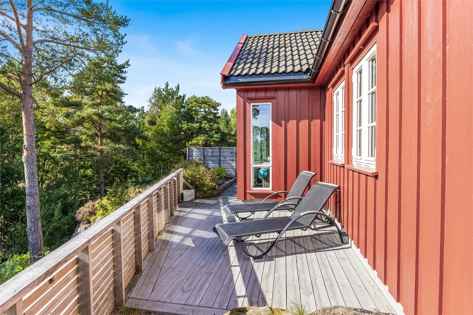 Flere fine uteplasser på tomten med alltid en lun krok