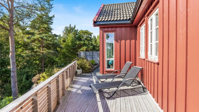 Flere fine uteplasser på tomten med alltid en lun krok