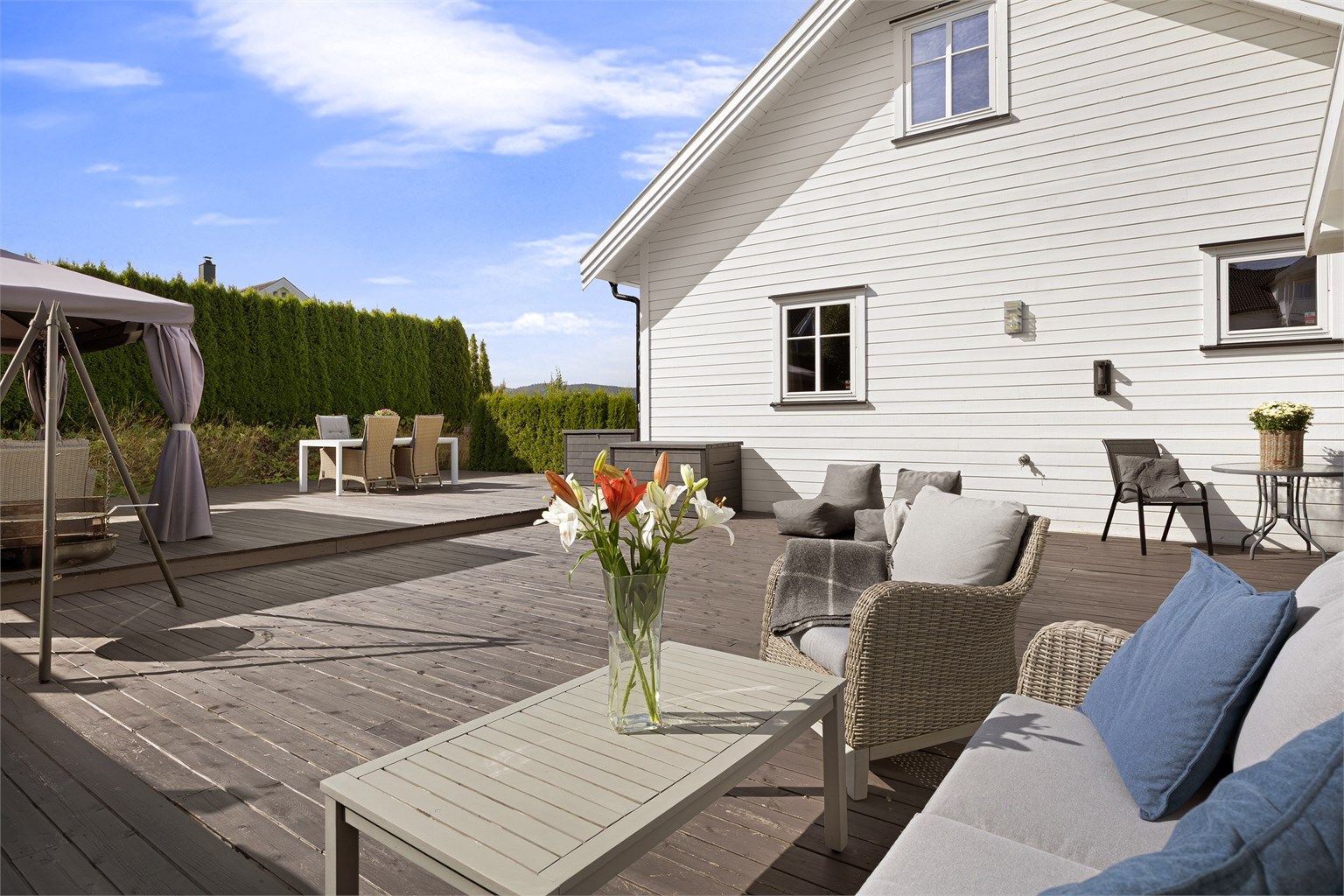 Store solrikt beliggende terrasse utenfor inngangspartiet 