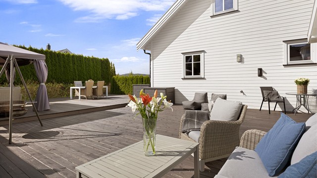 Store solrikt beliggende terrasse utenfor inngangspartiet