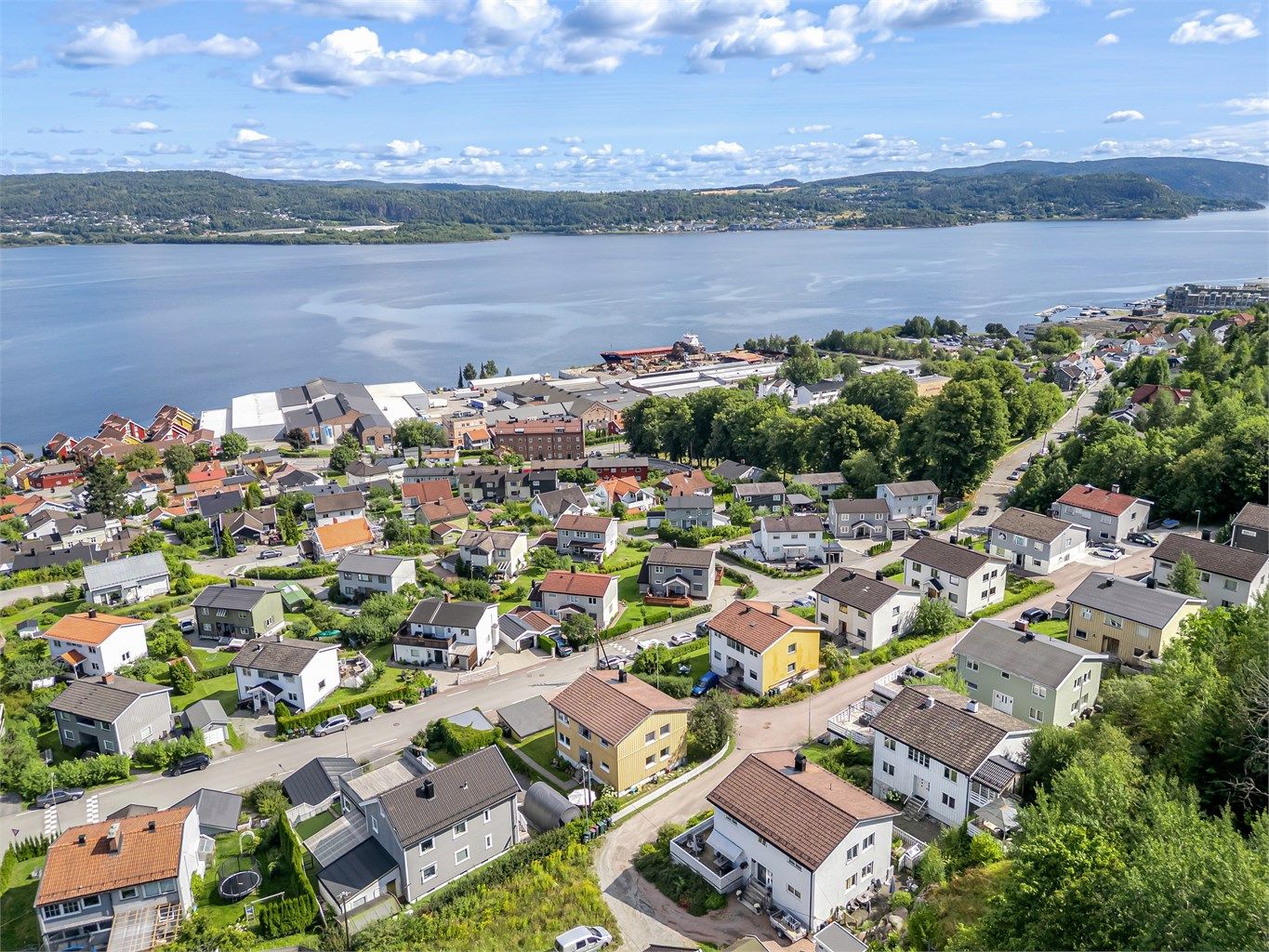 Eiendommen har også nærhet til fjorden og båthavn, bl.a. flotte bademuligheter i Sota Fjordpark