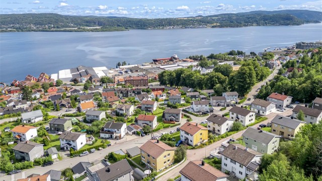 Eiendommen har også nærhet til fjorden og båthavn, bl.a. flotte bademuligheter i Sota Fjordpark