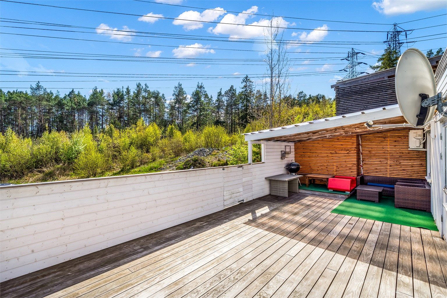 Stor terrasse med direkte adkomst fra stuen.