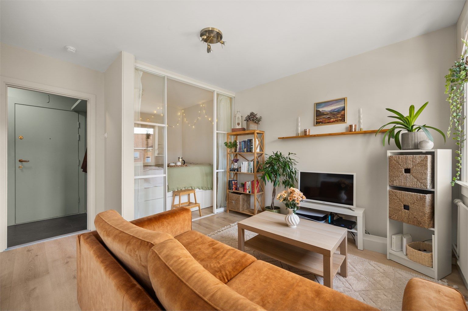 Overflatene er holdt i duse og behagelige nyanser. 