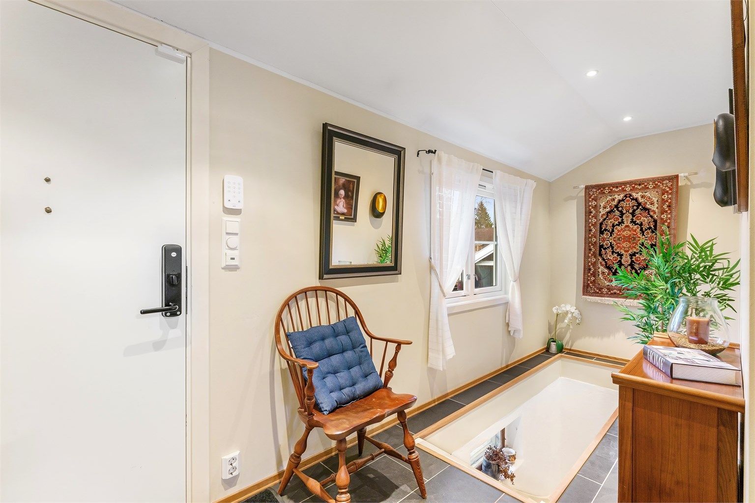 Fra entreen er det trapp ned til underetasjen og videre inn i boligens sosiale soner.