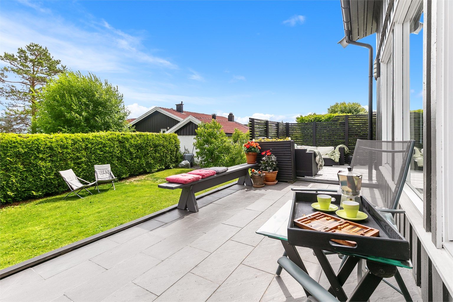 Boligen har romslige terrasser som nesten omkranser boligen