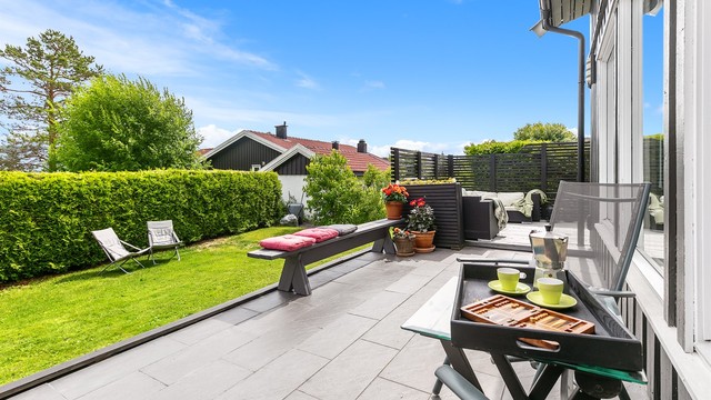 Boligen har romslige terrasser som nesten omkranser boligen