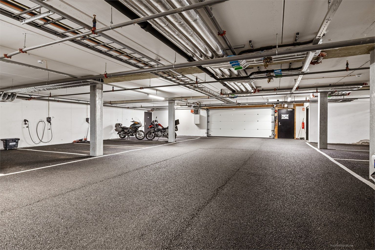 Det medfølger en disponibel fast biloppstillingsplass (nr. 71) i felles parkeringskjeller.
